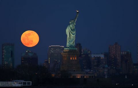 Super Worm Moon Rises i New York City