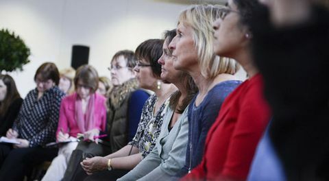 Kvinder, der lytter til højttaler i erhvervslivet på landet, der lever forårsmesse i bcd islington london