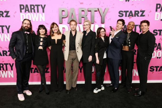 los angeles, californien 22. februar l r martin starr, zoë chao, jennifer garner, ryan hansen, jane lynch, megan mullally, ken marino, tyrel jackson williams og james marsden deltager i red carpet premiere på starzs party down sæson 3 på Regency Bruin Theatre den 22. februar 2023 i los angeles, californien foto af matt winkelmeyergathe hollywood reporter via getty billeder