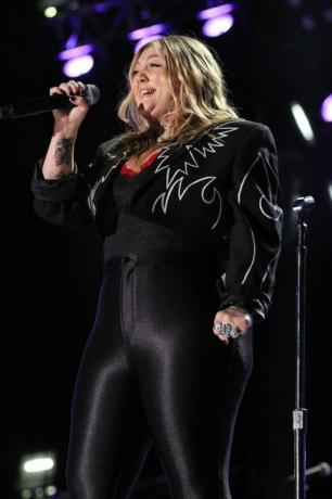 nashville, Tennessee 12. juni elle king optræder i løbet af dag 4 af cma fest 2022 på nissan stadion den 12. juni 2022 i nashville, tennessee foto af terry wyattwireimage