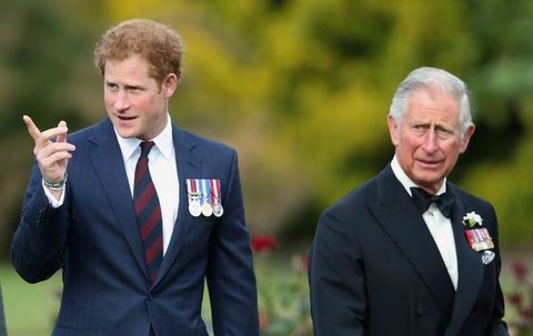 london, Storbritannien 09 juni Embargo til offentliggørelse i uk aviser indtil 48 timer efter oprettelse af dato og klokkeslæt prins Harry og prins Charles, Prince of Wales deltager i gurkha 200-festivalen på Royal Hospital Chelsea den 9. juni 2015 i London, England foto af max mumbyindigogetty billeder