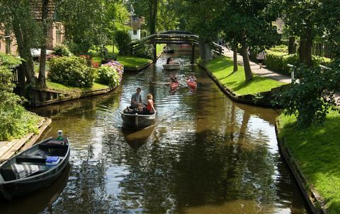 Der er en magisk lille by i Holland, hvor gaderne er lavet af vand