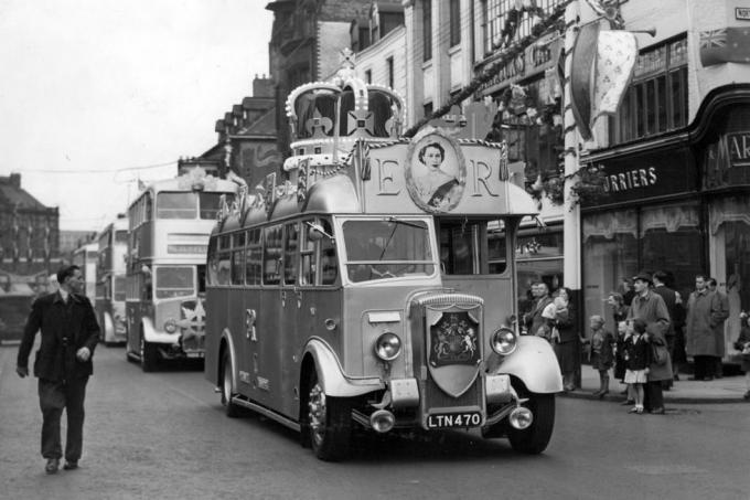 dronning elizabeth ii kroning newcastle byråd corporation enkeltdækker bus, som vil være at se under kroningsfestlighederne den officielle åbning af dekorerede gader i Newcastle optoget af dekorerede busser, der passerer ned ad Northumberland Street 29. maj 1953 foto af ncj kemsleyncj archivemirrorpix via getty billeder