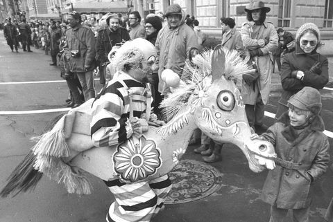 klovne klovne rundt for unge ved Macys Thanksgiving Day parade i 1971