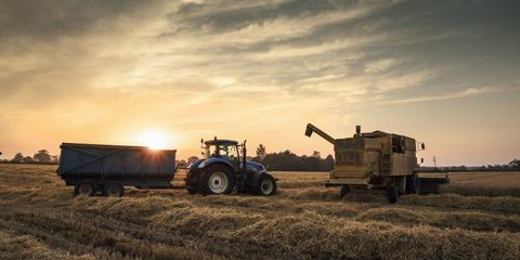 Traktor i solnedgangen under høst.