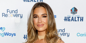 jessie james decker poserer foran en plakat