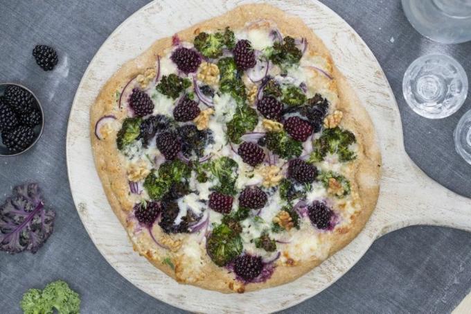 Spelt base pizza med brombær, gorgonzola, grønnkål og valnødder