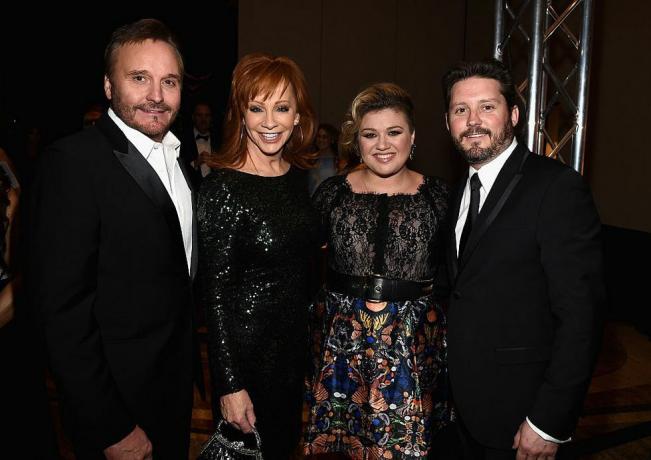 phoenix, az marts 28 l r tv-producer narvel blackstock, sangere reba mcentire, kelly clarkson og brandon blackstock deltager i muhammad alis berømthedskamp nat xxi på jw marriott phoenix desert ridge resort spa den 28. marts 2015 i phoenix, arizona foto af michael bucknergetty billeder til celebrity fight nat