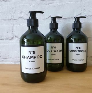 Grønne badeværelsesflasker -shampoo -konditioneringsanlæg kropsvask sæbeflasker, genanvendelige pumpedispenserflasker sæt. Badeværelsestilbehør tilpasset ordlyd