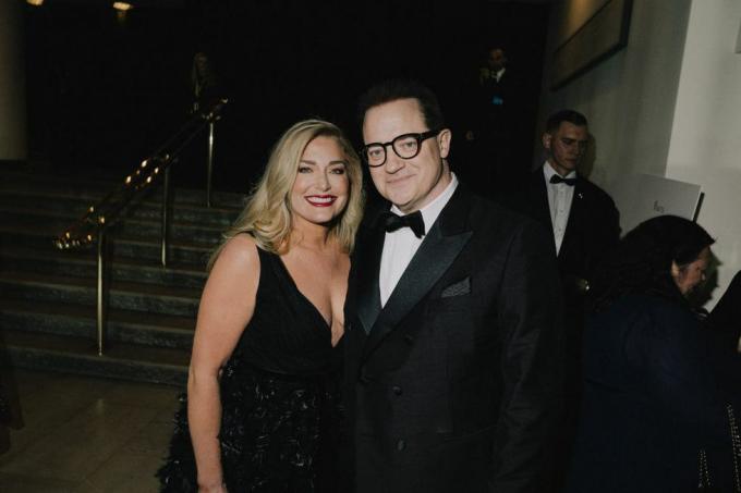 London, England 19. februar redaktører note billedet blev ændret med digitale filtre Brendan Fraser og Jeanne Moore deltager i ee bafta filmpriser 2023 i Royal Festival Hall den 19. februar 2023 i london, england foto af rowben lantionbafta via getty billeder