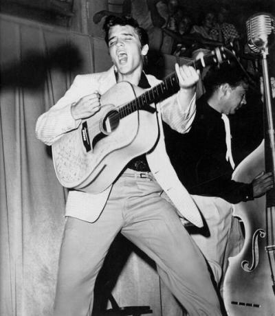 Elvis Presley optræder på Fort Homer Hesterly Armory i Tampa, Florida, den 31. juli 1955