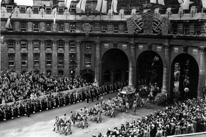 2. juni 1953 dronning elizabeth ii kroningsvogn og procession kommer gennem admiralitetsbuen på vej fra Westminster Abbey til buckingham palace foto af hulton archivegetty images