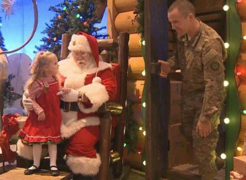 Små piger beder om at se soldatfar til jul, og han vises video