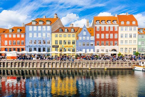 flerfarvede huse langs kanalen i nyhavn havn, københavn, danmark