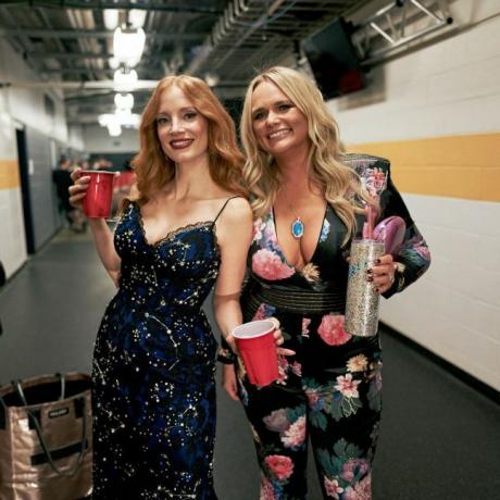 nashville, tennessee november 09, jessica chastain og miranda lambert poserer backstage under den 56. årlige countrymusik Association Awards på bridgestone arena den 9. november 2022 i Nashville, Tennessee foto af john shearergetty billeder for cma