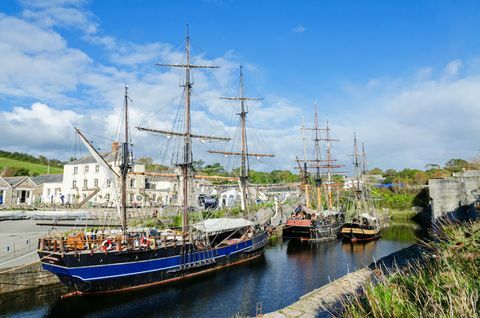 Høje skibe i den historiske havn i Charlestown, Cornwall,