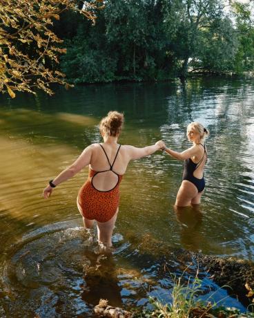 uk, buckinghamshire, hurley, kvinder vilde svømme i Themsen