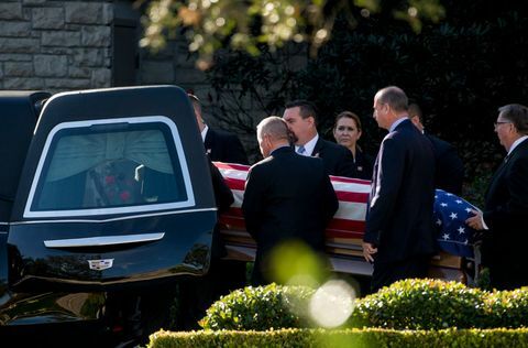 Afgang ceremoni afholdt som organ af præsident Bush fløjet til Washington DC