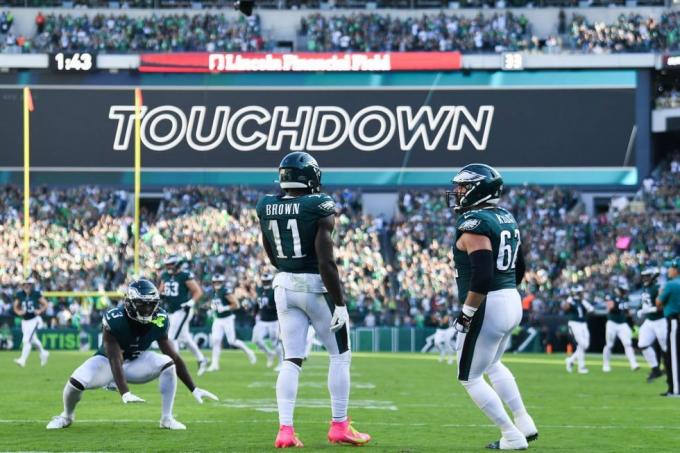 philadelphia, pa oktober 01 aj brown 11 fejrer med holdkammerat jason kelce 62 af philadelphia eagles efter at have scoret et touchdown under anden halvdel mod Washington Commanders på Lincoln Financial Field den 1. oktober 2023 i Philadelphia, Pennsylvania, foto af kathryn rileygetty billeder