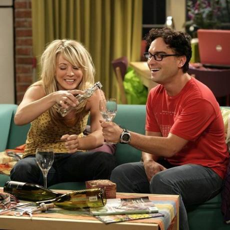 los angeles 18. august jiminy formodning leonard johnny galecki, højre og penny kaley cuoco, venstre kamp for at komme sig efter en akavet første tilslutning, om big bang -teorien, mandag, 28. september 930 1000 pm, etpt på cbs tv -netværksfoto af sonja flemmingcbs via Getty billeder