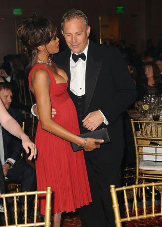 scottsdale, az april 05 sangerinde whitney houston og skuespiller kevin costner på muhammad alis celebrity fight night xiv på jw marriott desert ridge resort spa den 5. april 2008 i scottsdale, arizona foto af michael caulfieldwirebillede