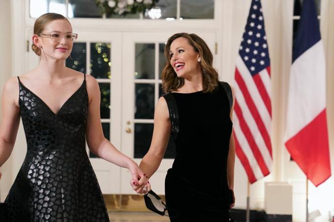 skuespillerinde jennifer garner og hendes datter violet ankommer til det hvide hus statsmiddag for den franske præsident emmanuel macron på den hvide hus den 1. december 2022 i washington, DC, det officielle statsbesøg er det første for biden-administrationen foto af nathan howardgetty billeder