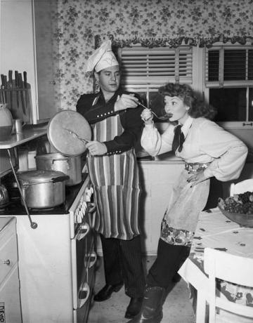 Lucy smager en skefuld af en skål tilberedt af Desi, omkring 1945.