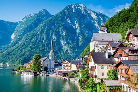 Landsby ved søen med bjerge i Østrig