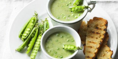 Ærtesuppe med courgette, hvidløg og basilikum i hvid skål med toast