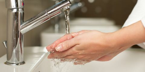 kvinde vaske hænder