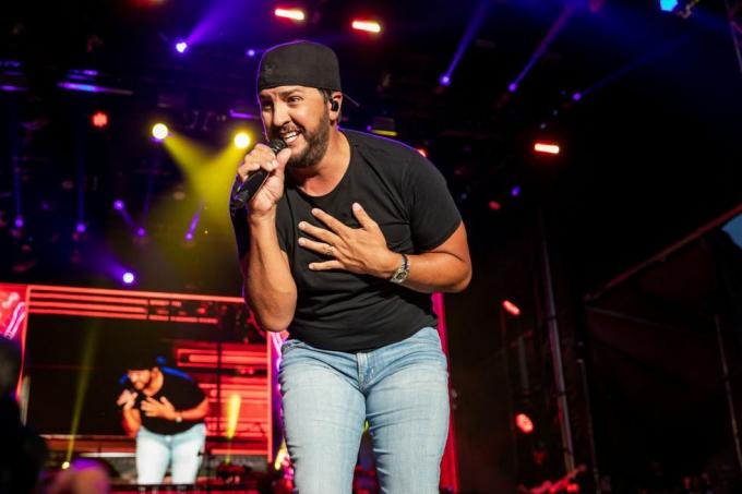 chicago, illinois 15. juli luke bryan optræder på scenen i den blæsende by smokeout i united center den 15. juli 2023 i chicago, illinois foto af natasha moustachewireimage