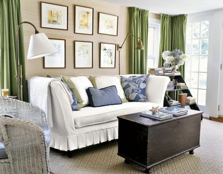 stue med hvid sofa og grønne gardiner