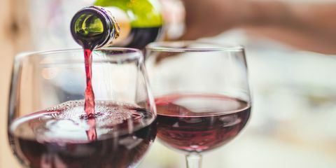 Hælde rødvin i glas
