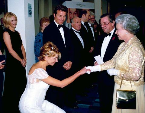 england dronning elizabeth ii r møde skuespillerinde natasha richardson l, curtseying som skuespiller dennis kvaid 3l kone meg ryan l se på premieren på film forældrefælden foto af ken goffthe liv billeder samling via Getty imagesgetty billeder