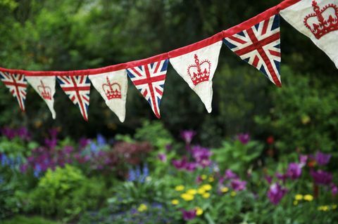 union jack britisk flag bunting hænger på tværs af den engelske have