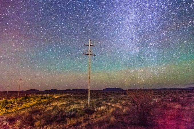 fotografi med lang eksponering taget fra Marfa, Texas observatorium på kanten af ​​motorvej 90