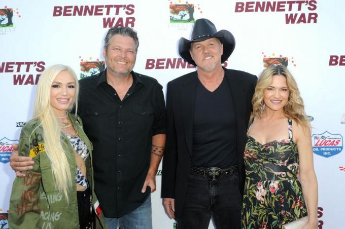 burbank, californien 13. august l r gwen stefani, blake shelton, trace adkins og victoria pratt deltager i bennetts war los angeles premiere på warner bros studios den 13. august 2019 i burbank, californien foto af joshua blanchardgetty billeder til forrest film