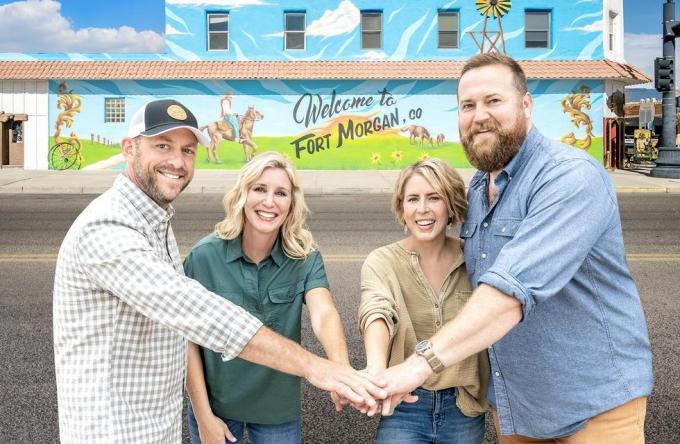 som set på hjembyens overtagelse, poserer ben og erin napier til et billede med partnerne dave og jenny mars i centrum af fort morgan, colorado