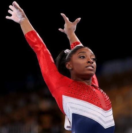 tokyo, japan 27. juli simone biles af team usa konkurrerer i hvælving under kvindeholdets finale på dag fire i Tokyo 2020 olympiske lege på Ariake Gymnastics Center den 27. juli 2021 i Tokyo, Japan foto af Laurence Griffithsgetty billeder