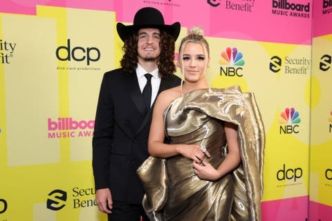 los angeles, california 23. maj l cade foehner og gabby barrett udgør backstage til billboard-musikken i 2021 priser, udsendt 23. maj 2021 på Microsoft Theater i Los Angeles, Californien Foto af Rich Furygetty Images til dcp