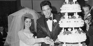 Elvis og Priscilla Presley skærer deres bryllupskage