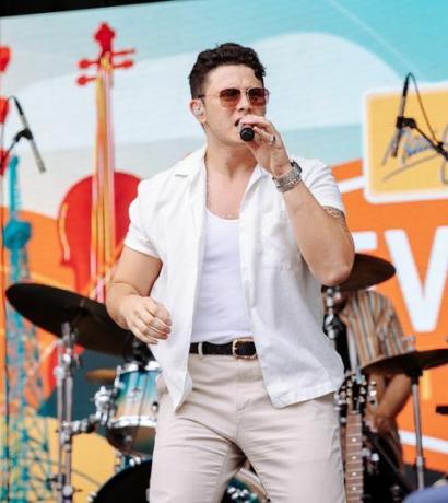 nashville, tennessee 10. juni, roman alexander optræder på maui jim rumklangsscenen på bridgestone arena plaza på cma fest den 10. juni 2022 i nashville, tennessee foto af catherine powellgetty billeder