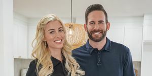 efter at have gennemført den sidste gennemgang er værten tarek el moussa højre og heather rae young left klar til at få denne carson, ca flip listet og solgt