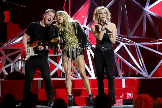 carrie underwood optræder på scenen ved den 56. årlige cma-uddeling i bridgestone arena den 9. november 2022 i Nashville, Tennessee foto af michael loccisanogetty billeder