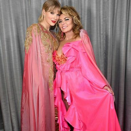 los angeles, californien 24. november l r taylor swift og shania twain deltager i 2019 American Music Awards kl. microsoft theater den 24. november 2019 i los angeles, californien foto af kevin mazurama2019getty billeder til dcp