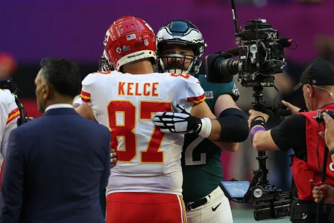 glendale, arizona 12. februar travis kelce 87 af kansas city chiefs kram jason kelce 62 fra philadelphia eagles before super bowl lvii på State Farm stadion den 12. februar 2023 i Glendale, Arizona foto af ezra shawgetty billeder