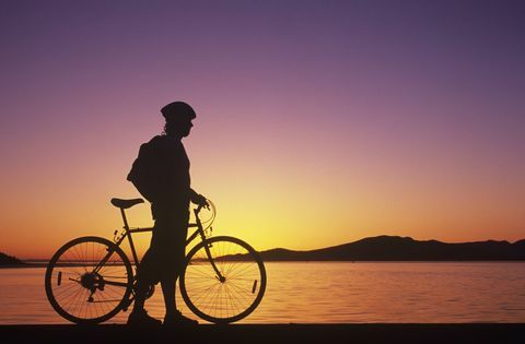 Cykling på strand silhuet