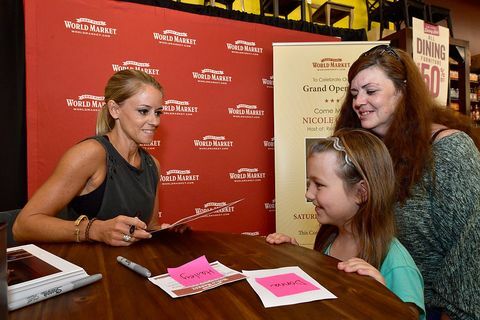 Nicole Curtis underskriver kopier af sin nye bog