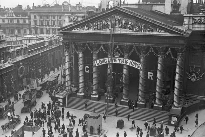 21. juni 1911 arbejdere sætter dekorationer op på den kongelige børs for at fejre kroningen af ​​kong george v foto af hulton archivegetty images