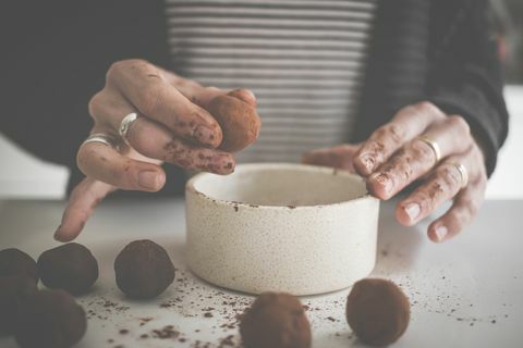 kvinde laver hjemmelavede chokoladetrøfler